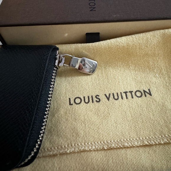 LOUIS VUITTON TAIGA LEATHER - Picture 4 of 6